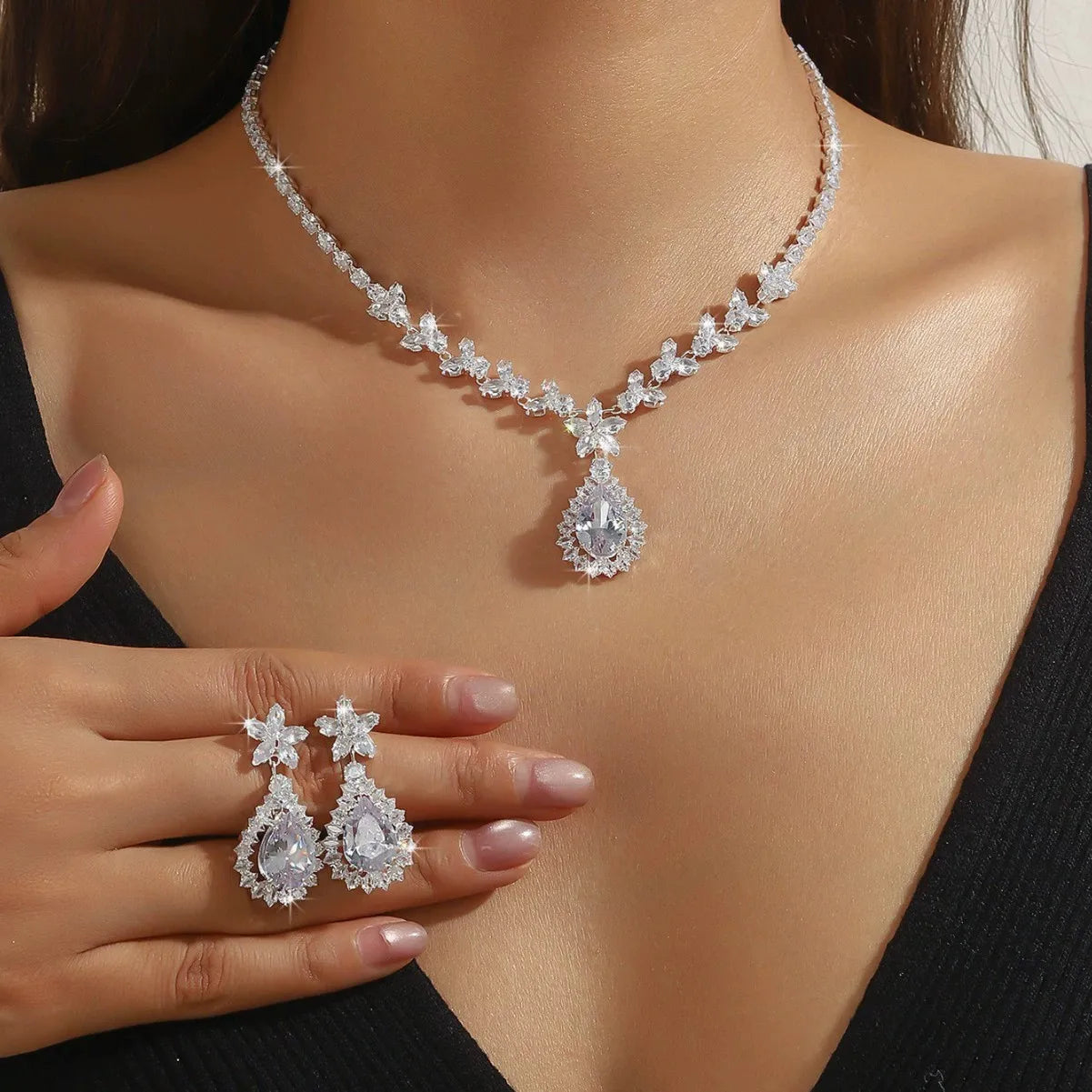 Ladies' Fashionable Silver-Plated And Diamond-Encrusted Metal Necklace, Earrings Set, Bride'S Wedding Attire And Accessories