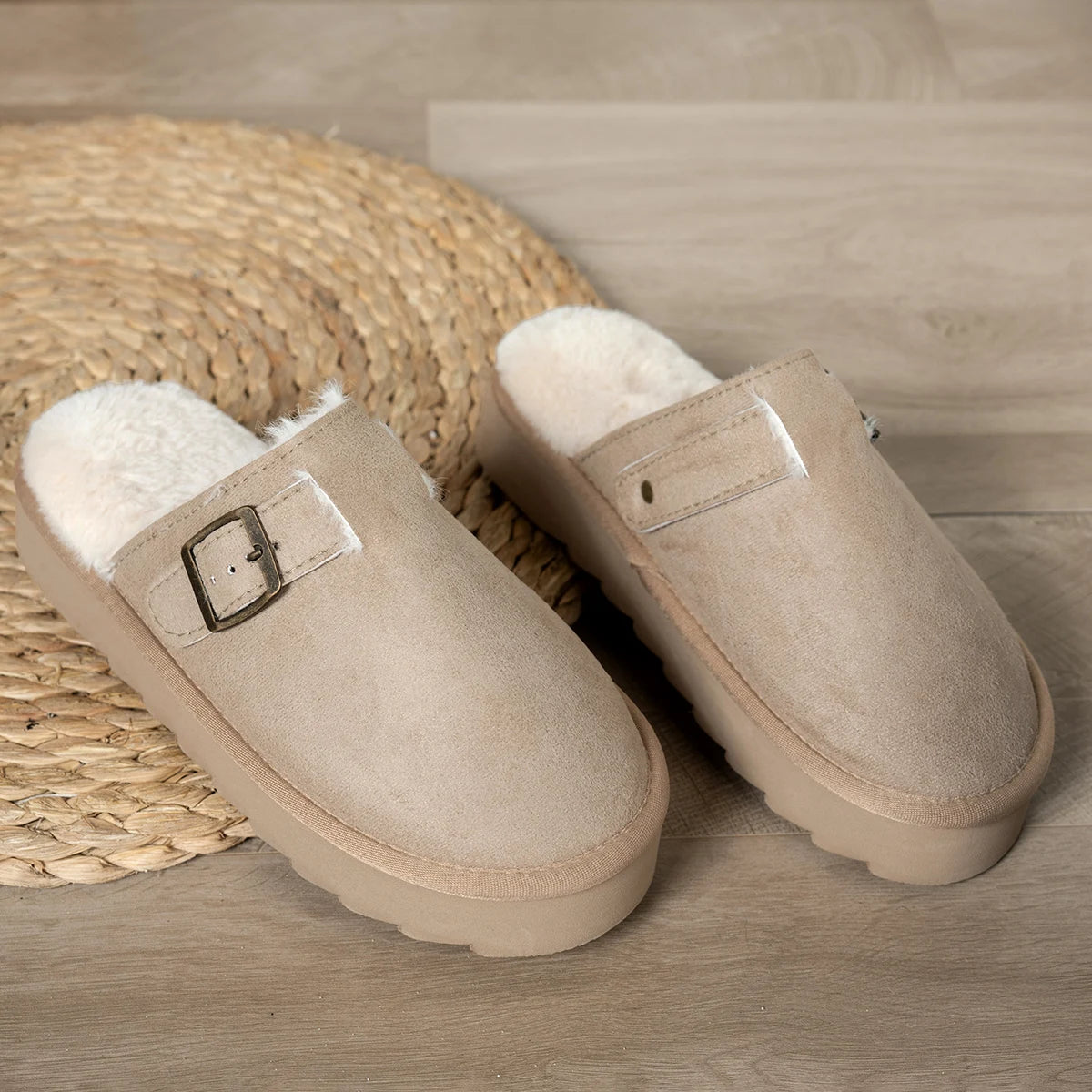 Women's winter plush lined slippers, warm, noise-reducing family slippers, easy to wear and comfortable indoor footwear